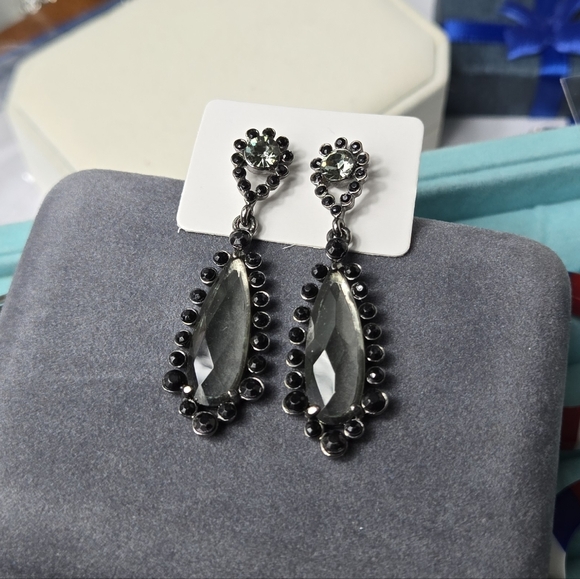 Avon Vintage Earrings Black Glass Stones Teardrop Earrings - Picture 8 of 16
